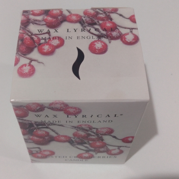 NEW Wax Lyrical, Frosted Cranberries Candle. Made in England - Picture 2 of 5